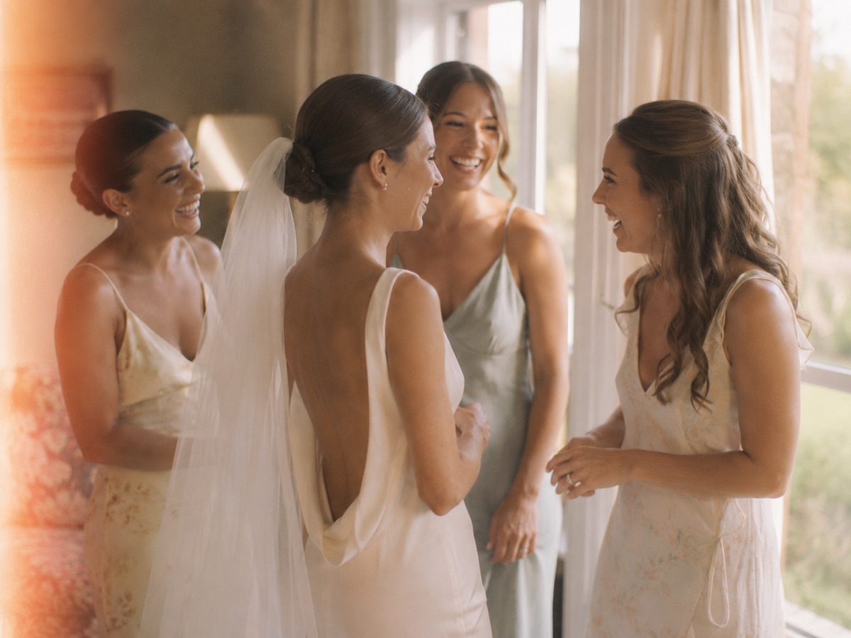 Las damas de honor riendo juntas