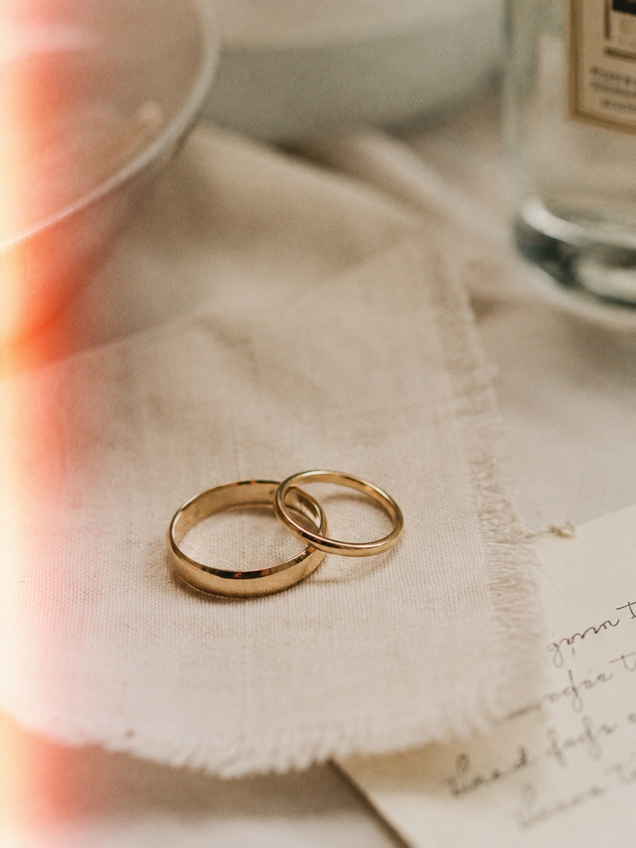 Los anillos de boda sobre la mano de la novia