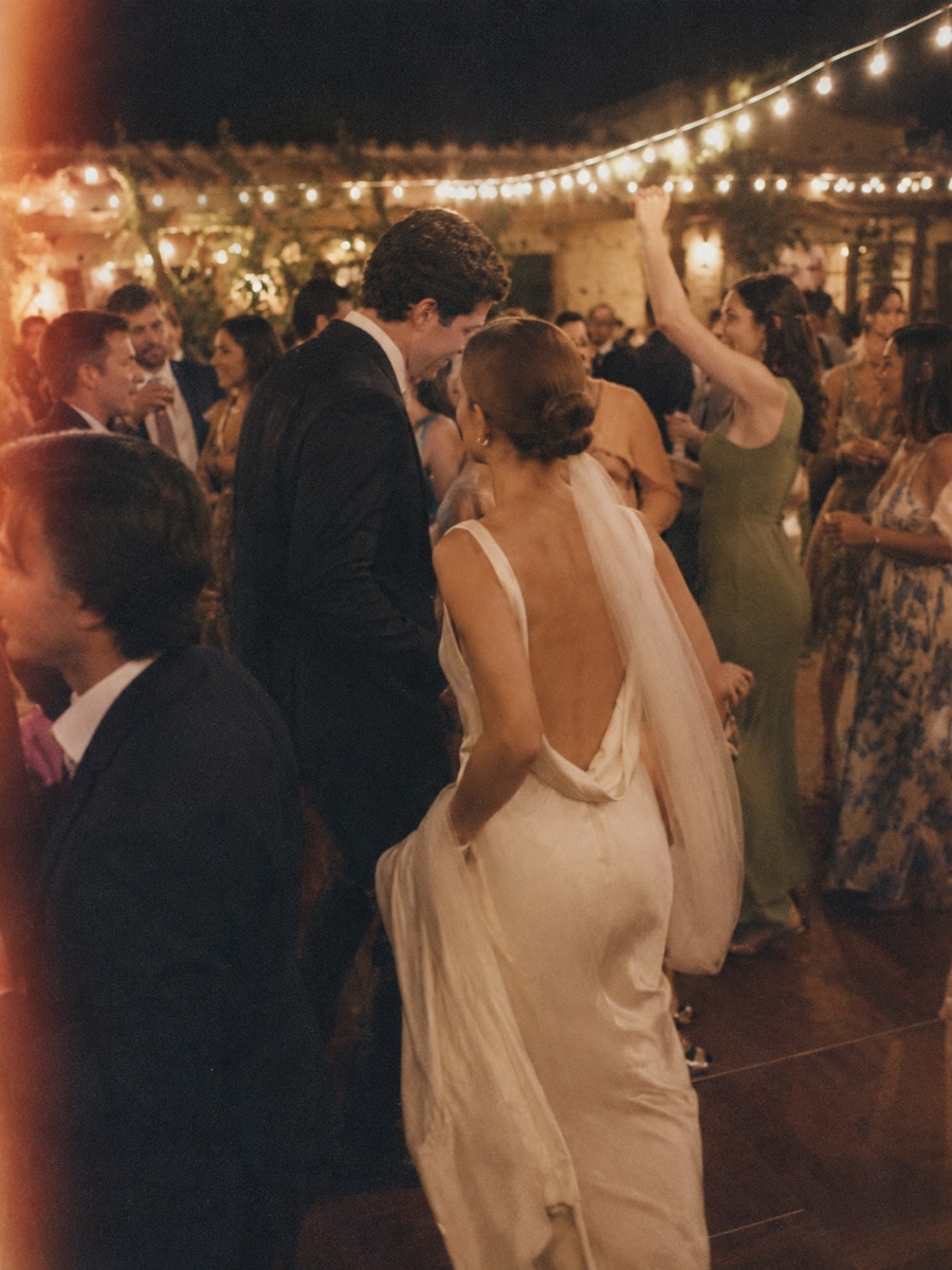 Los invitados bailando en la fiesta